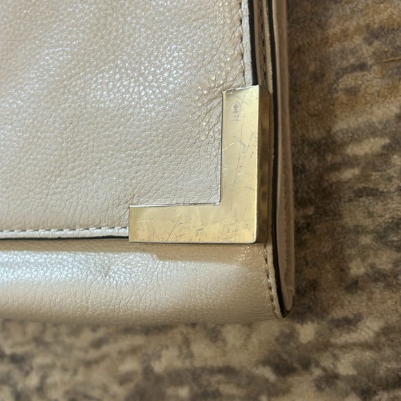 Michael Kors bag. Small. Cream color with gold hardware - Picture 4 of 9
